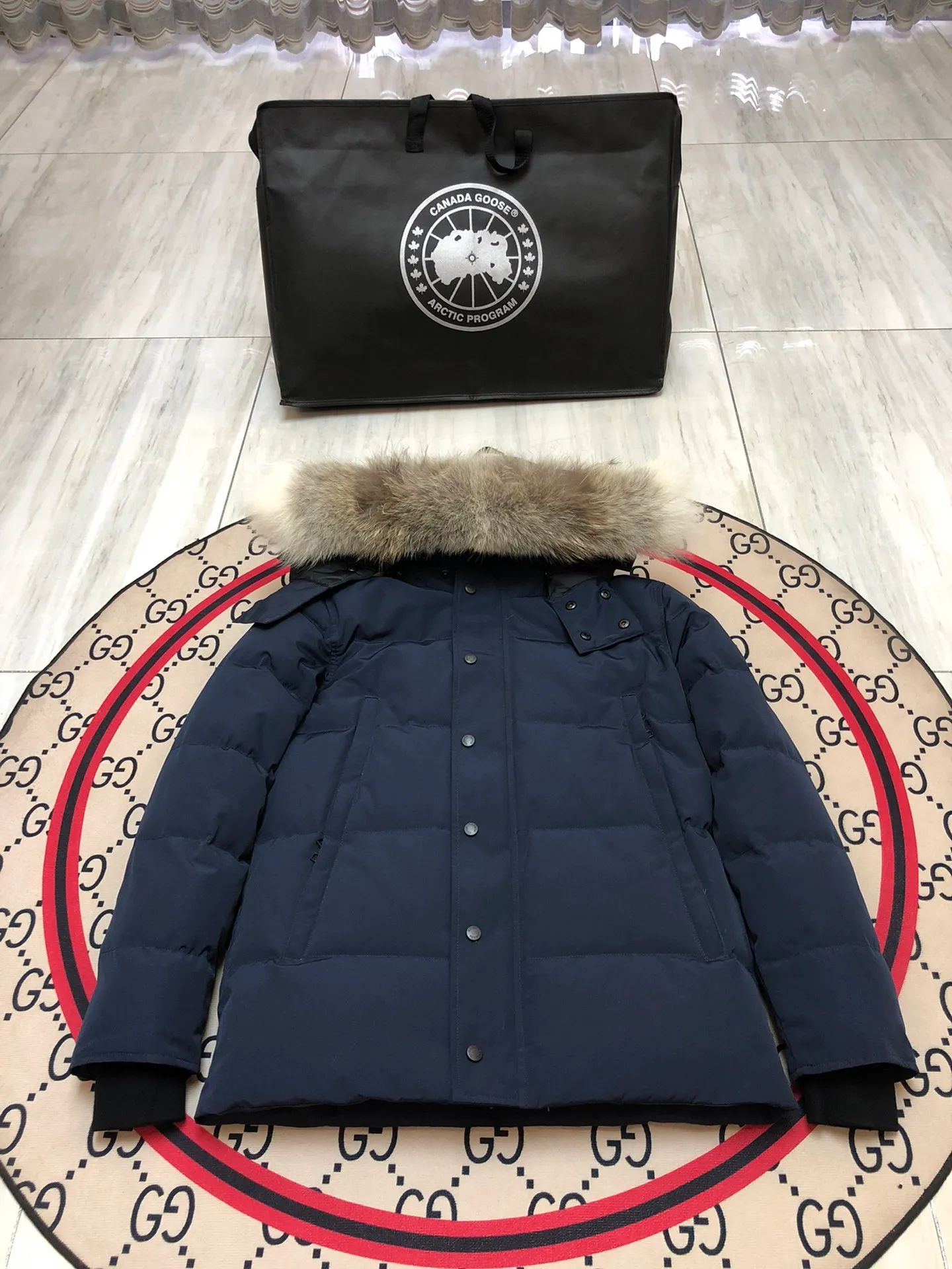 P800 Canada Goose Wyndham Parka has 29 styles for men and women. The hood and fur collar are detachable. My personal favorite is simple and elegant. It is clean and tidy. All Arctic and Antarctic scientific expedition teams choose Canada Goose as their cold wear. It is the Rolls-Royce of down jackets. ➖ Industry-leading anti-counterfeiting chip sensing. ➖ Imported Behringer embroidery machines and customized embroidery labels, the highest level and industry leading. ➖ Imported Korean 21-count polyester-cotton blended original fabric, TC85 waterproof coated fabric, water-repellent, windproof and wear-resistant. ➖ The new national standard 80 white duck down is filled with an average of 520 grams of down. The amount of down filled is industry-leading. ➖ 100% nylon lining with double double-layer sealing design to prevent velvet running, and seamless thread design on the cuffs! ➖ Western Canadian Green Wolf Collar. ➖ Yoshida YKK provides original factory-customized electroplated sliders. YKK two-way lockable zippers are tight and smooth and do not peel off paint. ➖ 3M composite Velcro is durable and the accessories and hardware are all custom-made. Note: Our copywriting is only simple and clear. Instead of bragging about the copywriting, it is better to compare and understand with samples. Only for the purest goose, the most dedicated, the most professional, the highest quality, the highest cost performance! SIZE:S-XXL [With size chart]